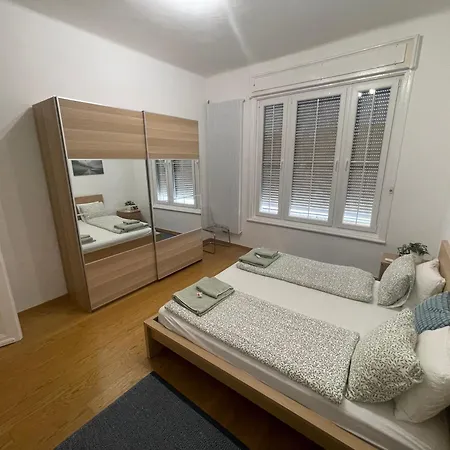 Apartman Center 1, Cozy 2br In The Center!