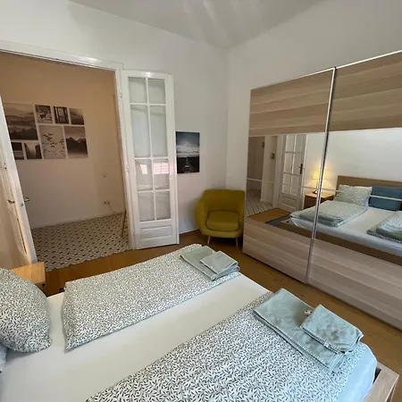 Center 1, Cozy 2br In The Center! Апартаменты Будапешт